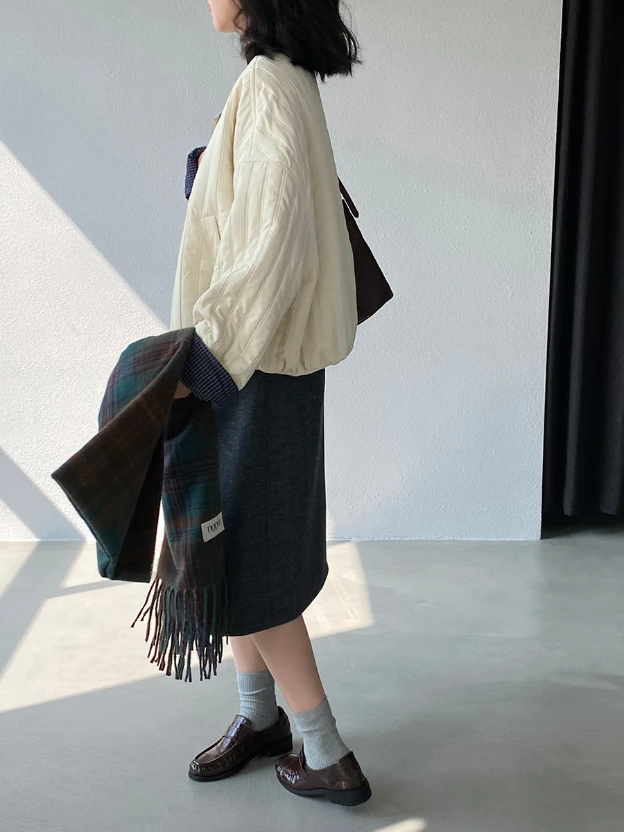 2025 سترة مبطنة خفيفة الوزن للنساء بألوان متباينة متعددة الاستخدامات سترة قصيرة غير رسمية سترة مبطنة للخريف والشتاء #4