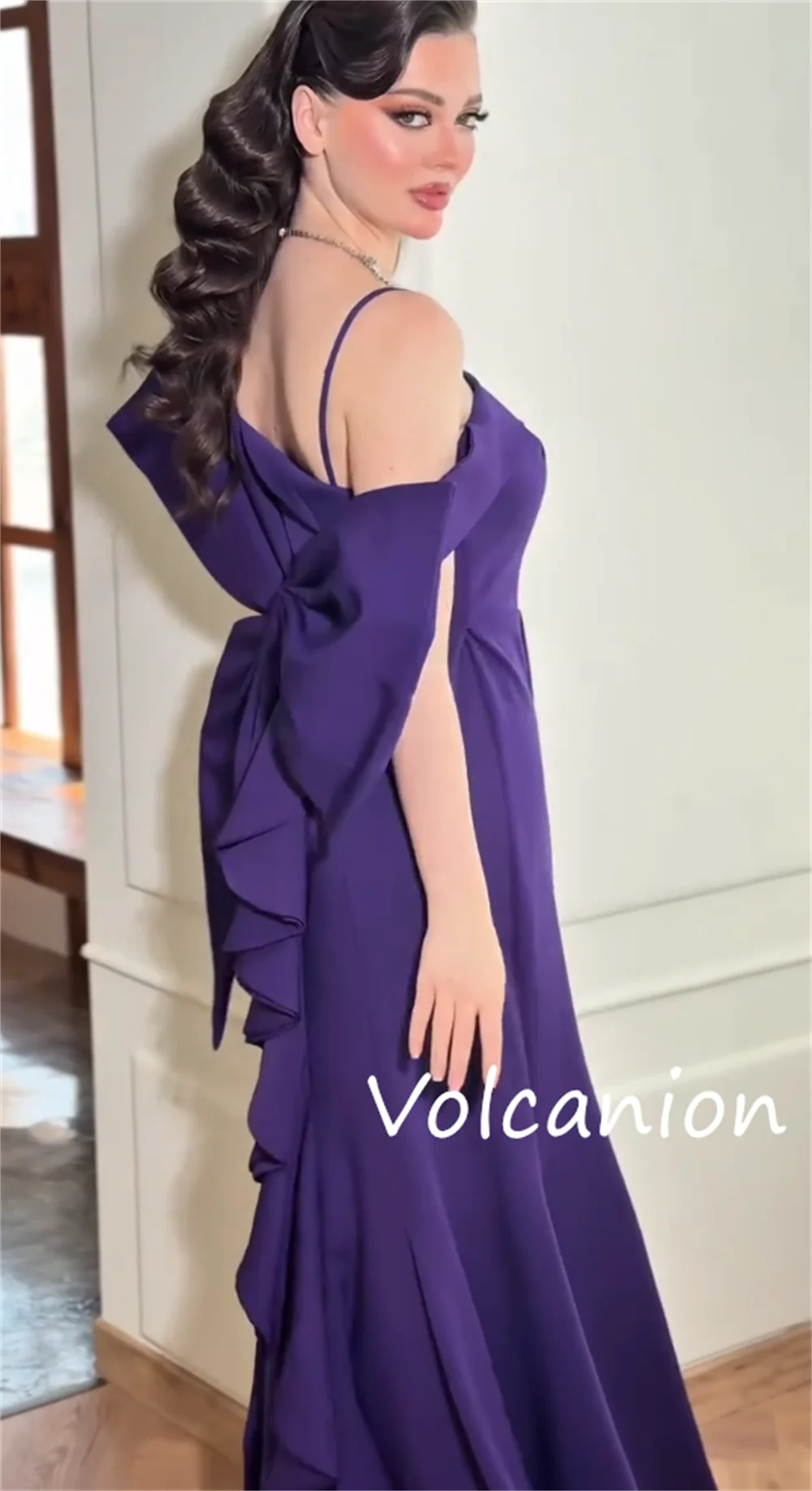 カスタマイズされたシンプルなジャージーボウプリーツトランペットスパゲッティストラップロングドレスオーダーメイドの機会モダンなスタイルのファッション