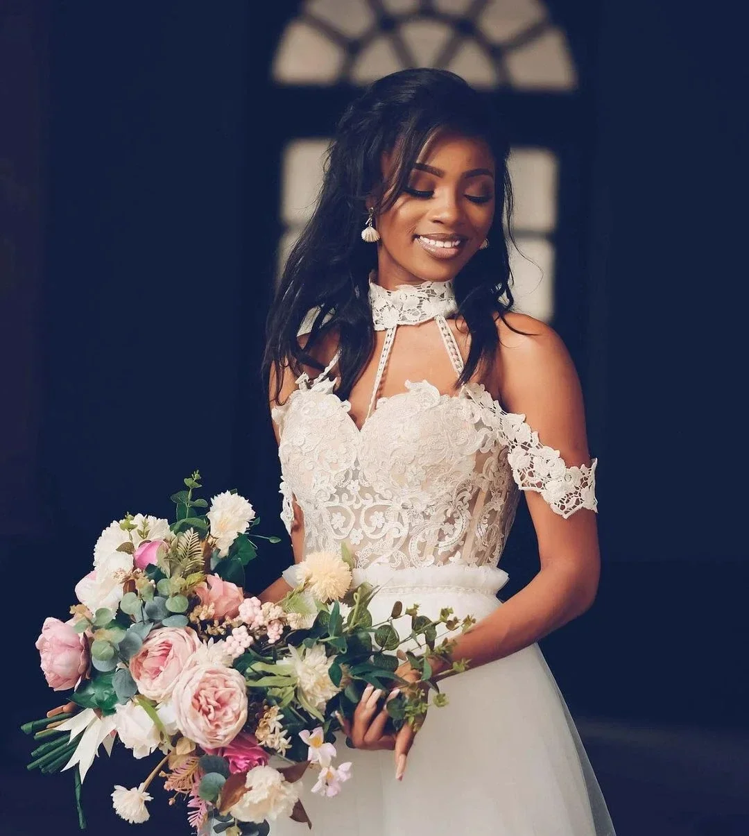 Abiti da sposa a trapezio in pizzo trasparente con scollo all'americana personalizzati Robes De Mariee Sweep Train Tulle Aso Ebi Beach Abito da sposa