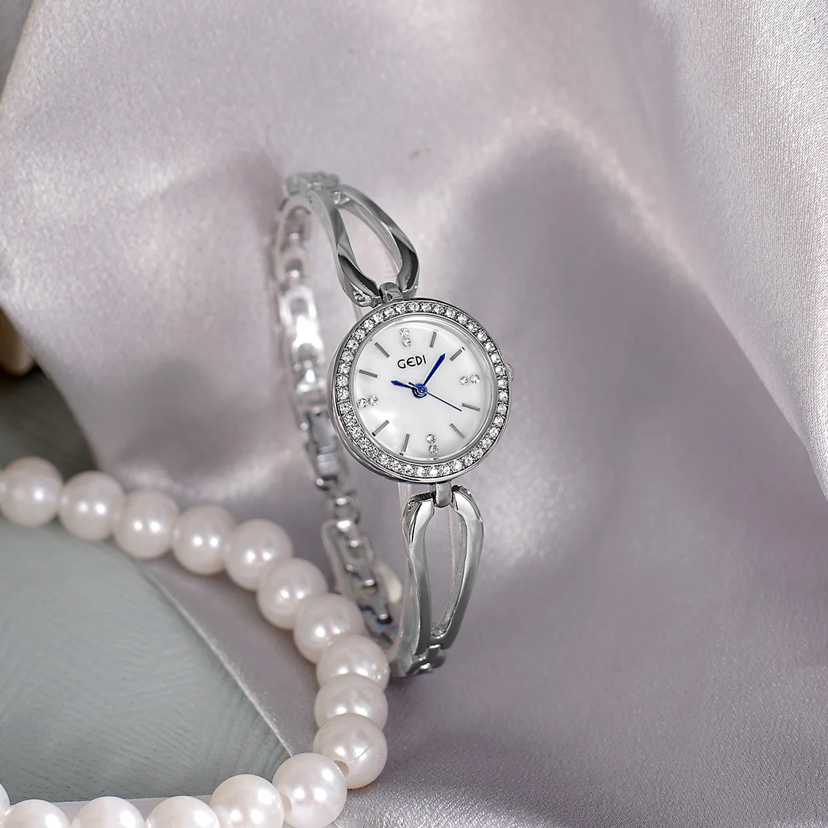 2025 Light Luxury Diamond-encrusted Student Watch Versatile Fashion Waterproof Alloy W atch Women's Bracelet Quartz Watch