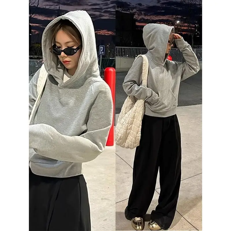 

Серая короткая толстовка с капюшоном для женщин осенью и зимой 2025 Новый стиль с капюшоном и передним плечом, плюшевая облегающая куртка с внутренней стороны T