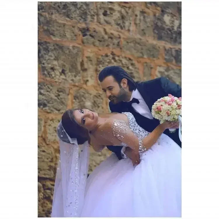 فستان زفاف مخصص على شكل قلب Pedreria Para Vestidos De Novia بأكمام طويلة من الدانتيل الماسي مصنوع حسب الطلب فستان زفاف العروس 2025