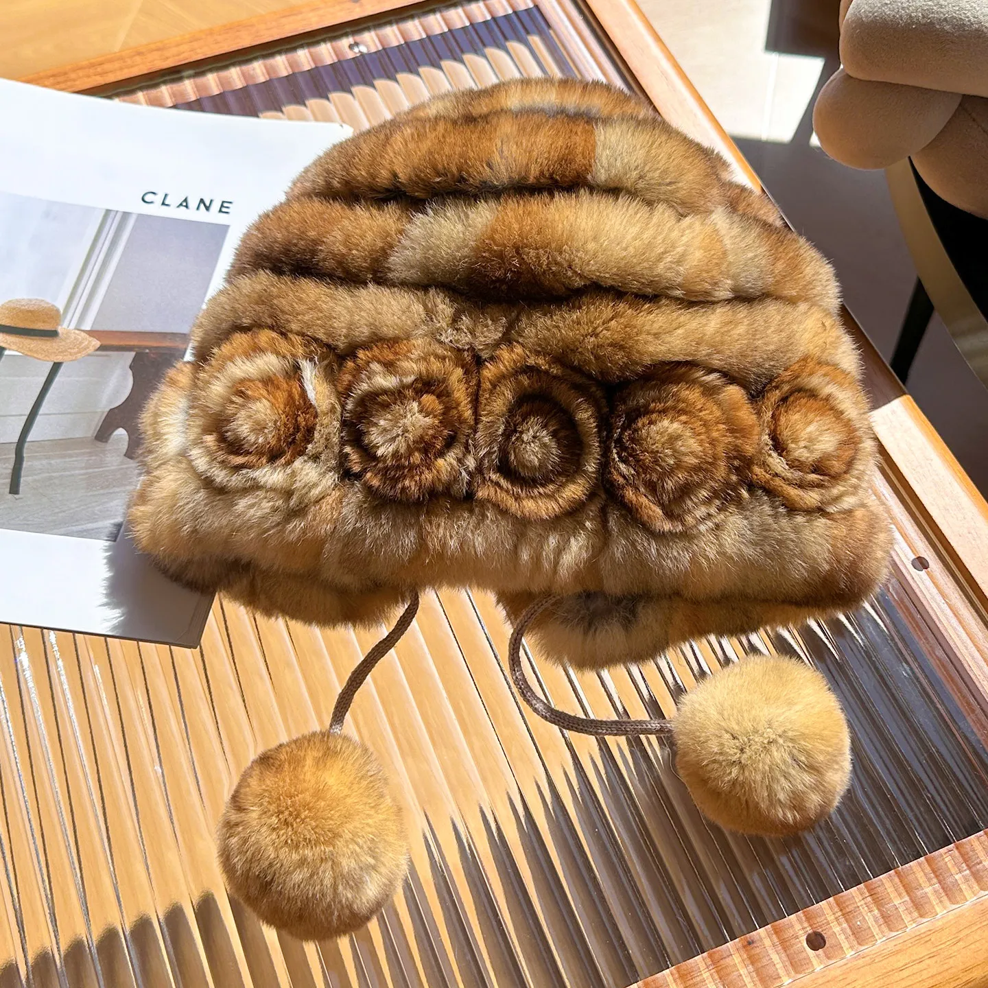 Echte Rex-Kaninchenfell-Mütze mit Blume, Winter-Herbst-Warmmütze, Bommel, flauschiger Ball, Ohrenschutz, niedliche Kopfbedeckung – Detail 3