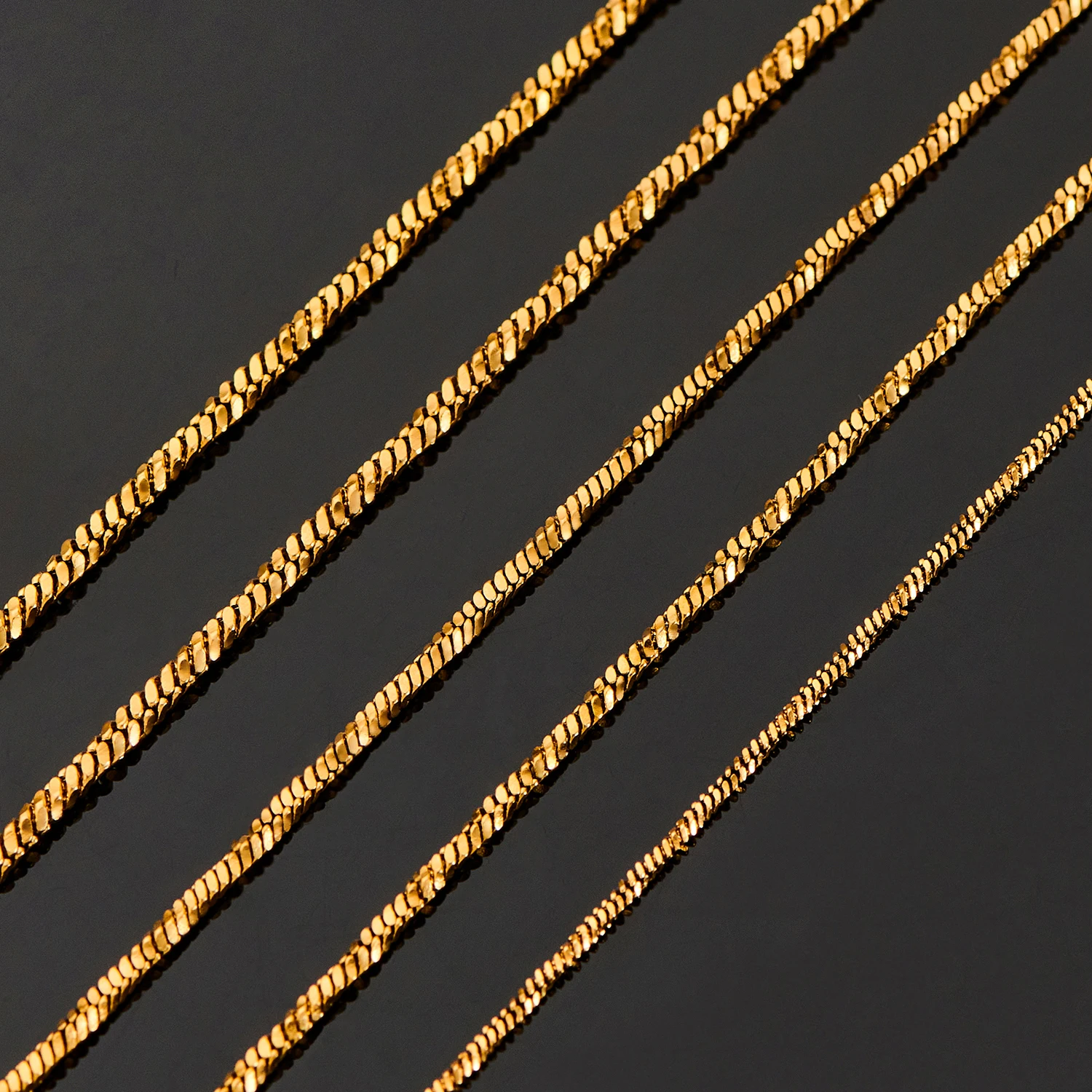 Coole silberfarbene, gedrehte Schlangenkette für Männer aus Edelstahl, lichtbeständig, modischer Schmuck für Rapper. – Detail 2