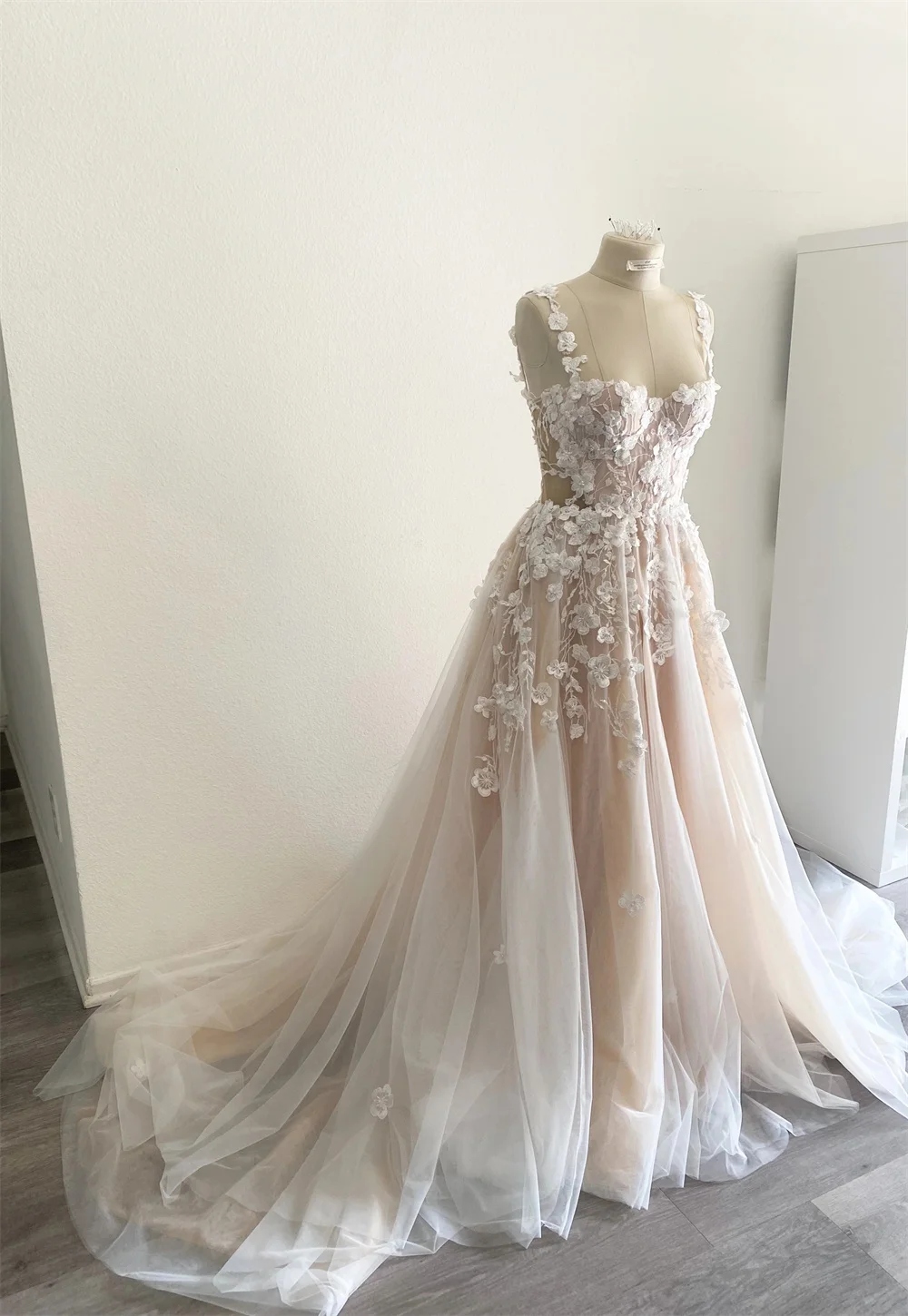 طوكيو مخصص الأبيض الأزهار الأشرطة فساتين الزفاف بلا أكمام عودة الدانتيل متابعة فستان زفاف 2025 ذيل محكمة ألف خط ثوب زفاف