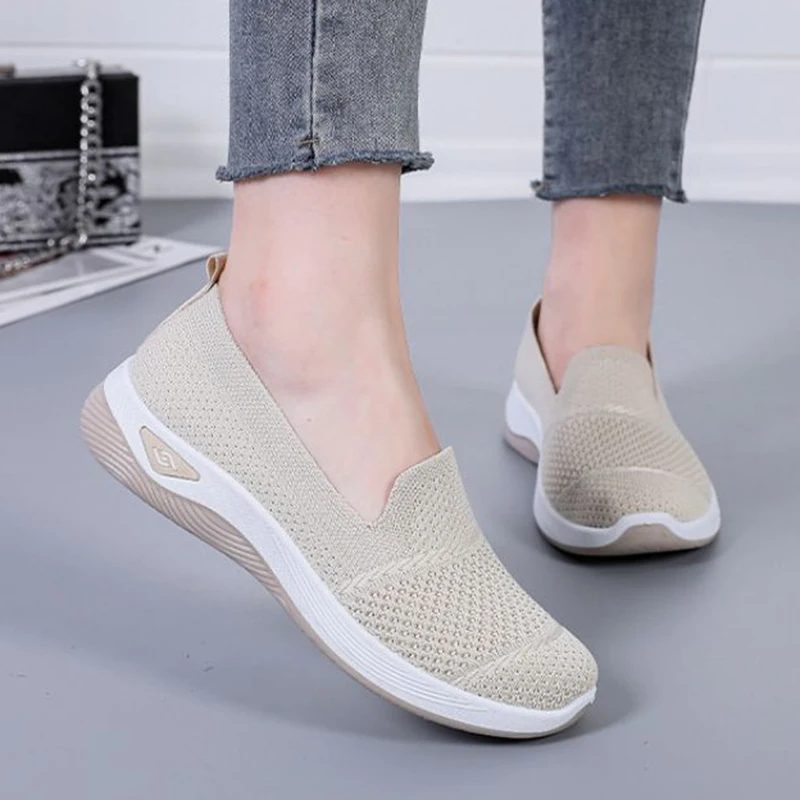 Tênis casuais leves e macios para mulheres, deslizamento respirável em sapatos de caminhada, confortáveis apartamentos de malha de malha, mocassins plus size