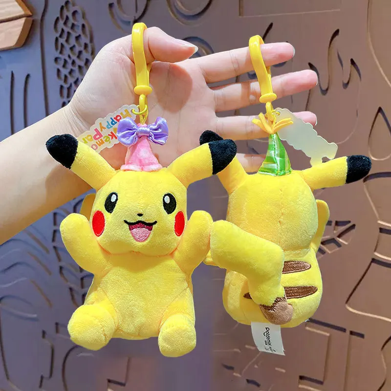 Colgante de juguete de peluche de Pokemon Pikachu Kawaii, llavero colgante de mochila escolar de 13,5 cm, decoración de muñeca pequeña, regalo de cumpleaños encantador