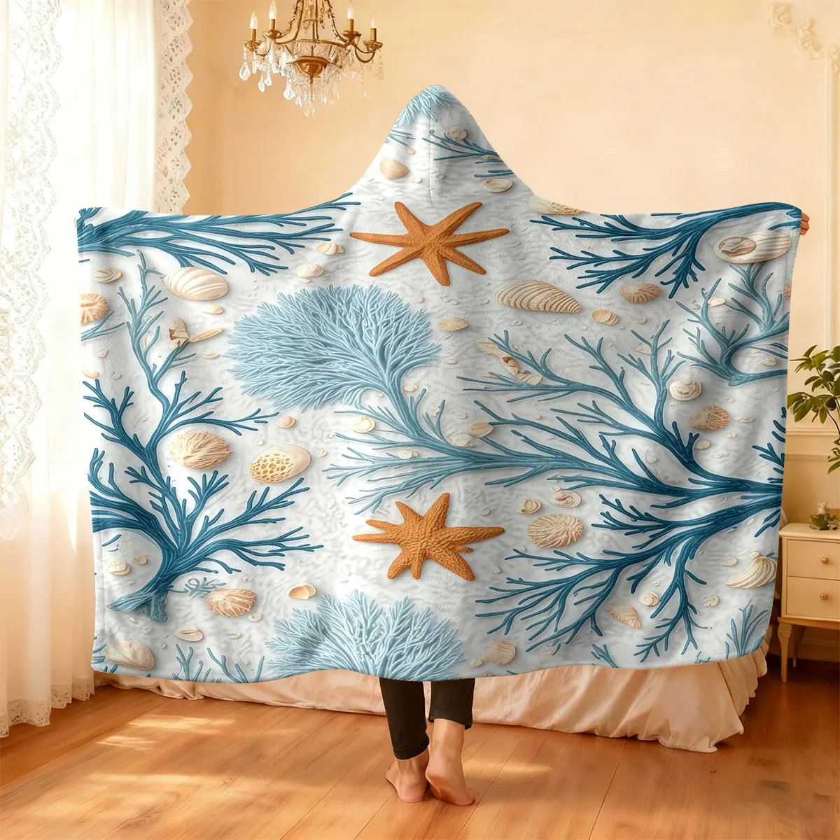 Sudadera con capucha de franela con estampado marino que muestra coral azul, estrellas de mar naranjas y conchas marinas, disponible en varios tamaños.