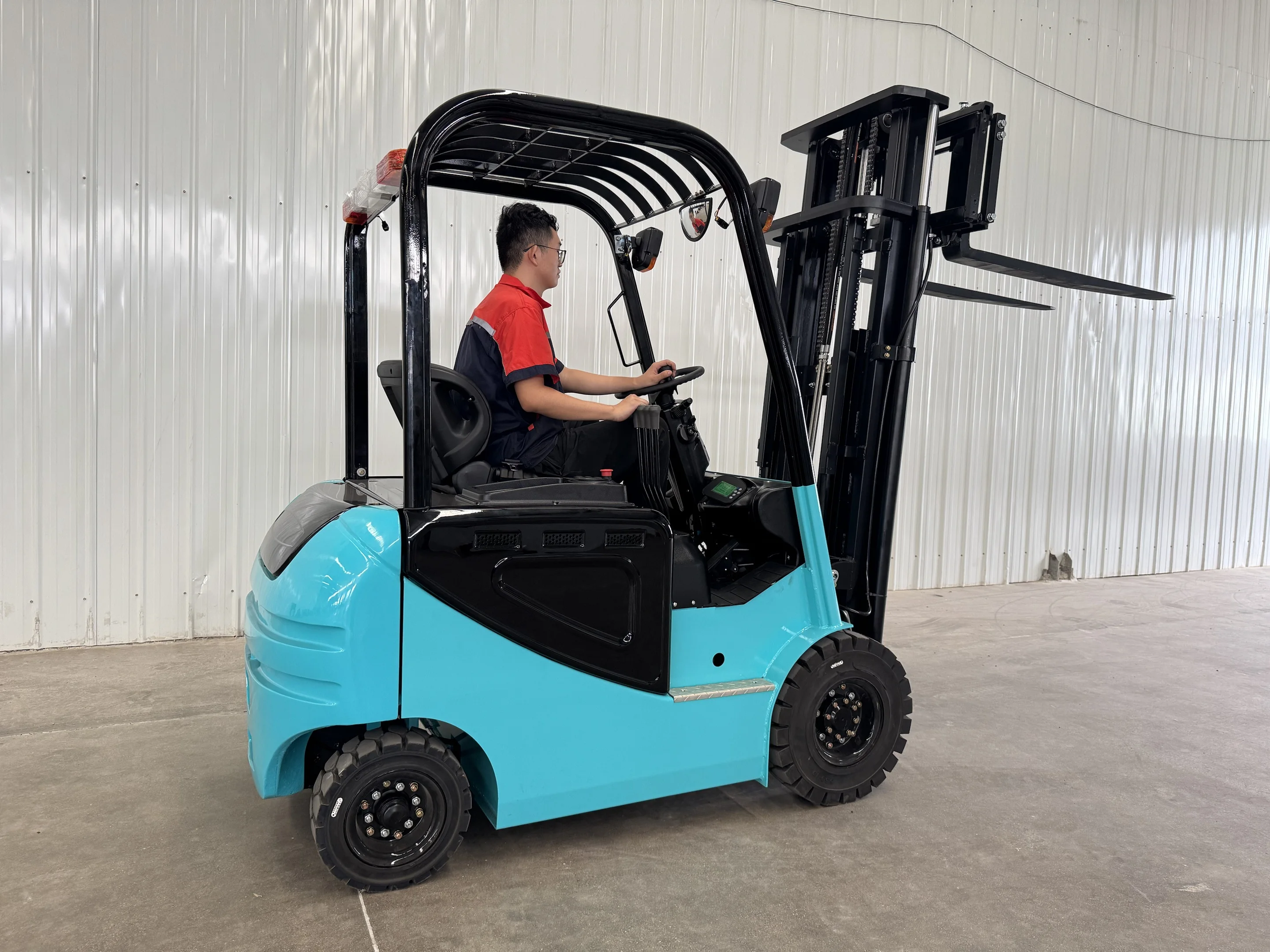 

Chinese 4-wheel drive new terrain forklift for outdoor use portable 2.5-ton all terrain forklift