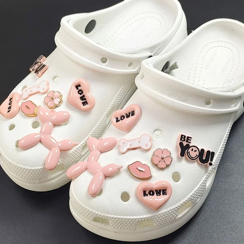 ใหม่หลุม aksesoris sepatu ลูกโป่งความรักสีชมพูแบบ DIY หัวเข็มขัดรองเท้าลูกสุนัขถอดออกได้ชุดหัวเข็มขัดดอกไม้หนึ่งชิ้นสำหรับของขวัญเด็กผู้หญิง