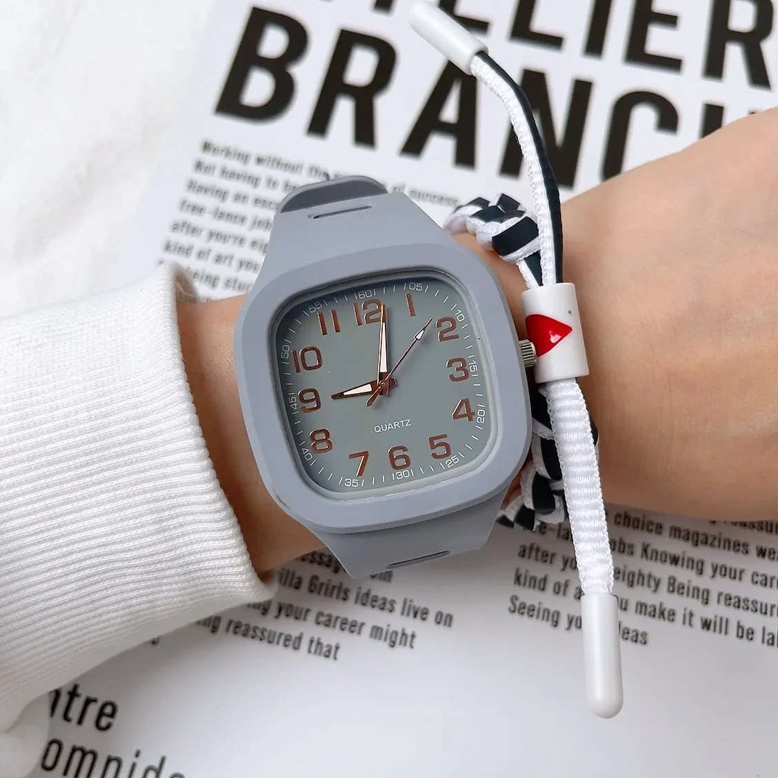 Orologio digitale al quarzo quadrato, tendenza pratica della moda per studenti e studentesse