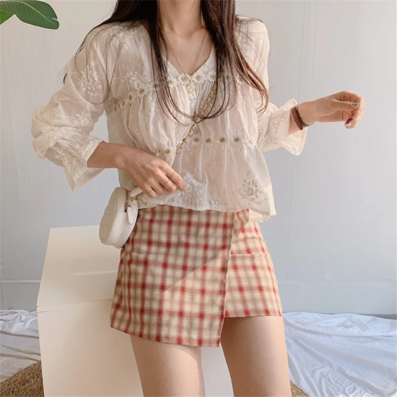 Autumn Long Sleeved Blouse Sexy V-neck Girlish Outfit with Lace Three-dimensional Daisy Top 13037