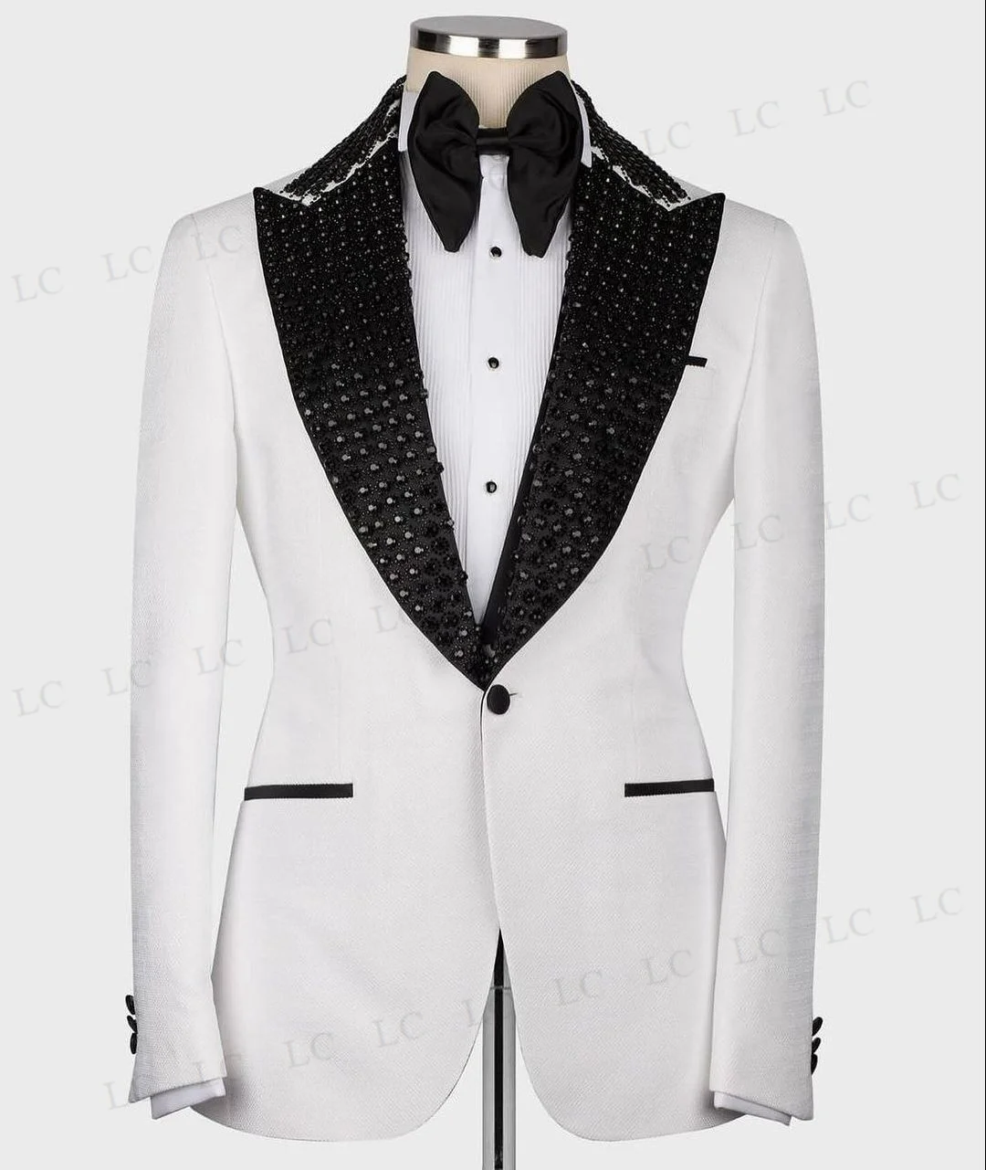 

Classic 2 Pieces Men Suits Beads Blazer One Button Pants Tuxedo Diamonds Fashion Party Wear Prom Wedding Groom Plus Size Custom