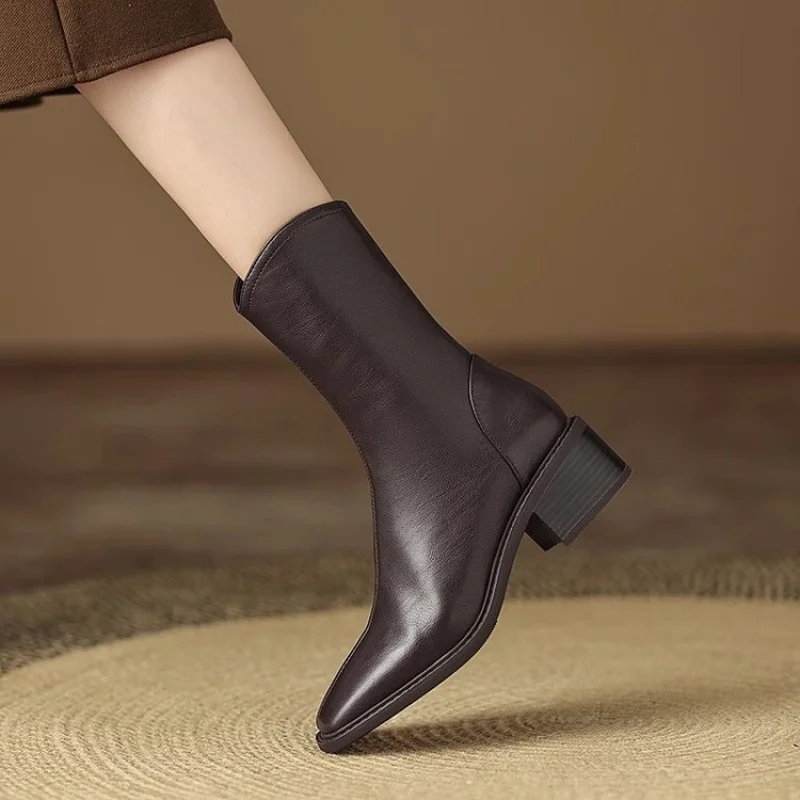 Damen-Stiefeletten aus Leder mit eckiger Zehenpartie, Blockabsatz, seitlichem Reißverschluss, im Vintage-Stil, elegant, kurze Stiefel, ideal für den täglichen Gebrauch und als Schuh für festliche Anlässe. – Detail 4