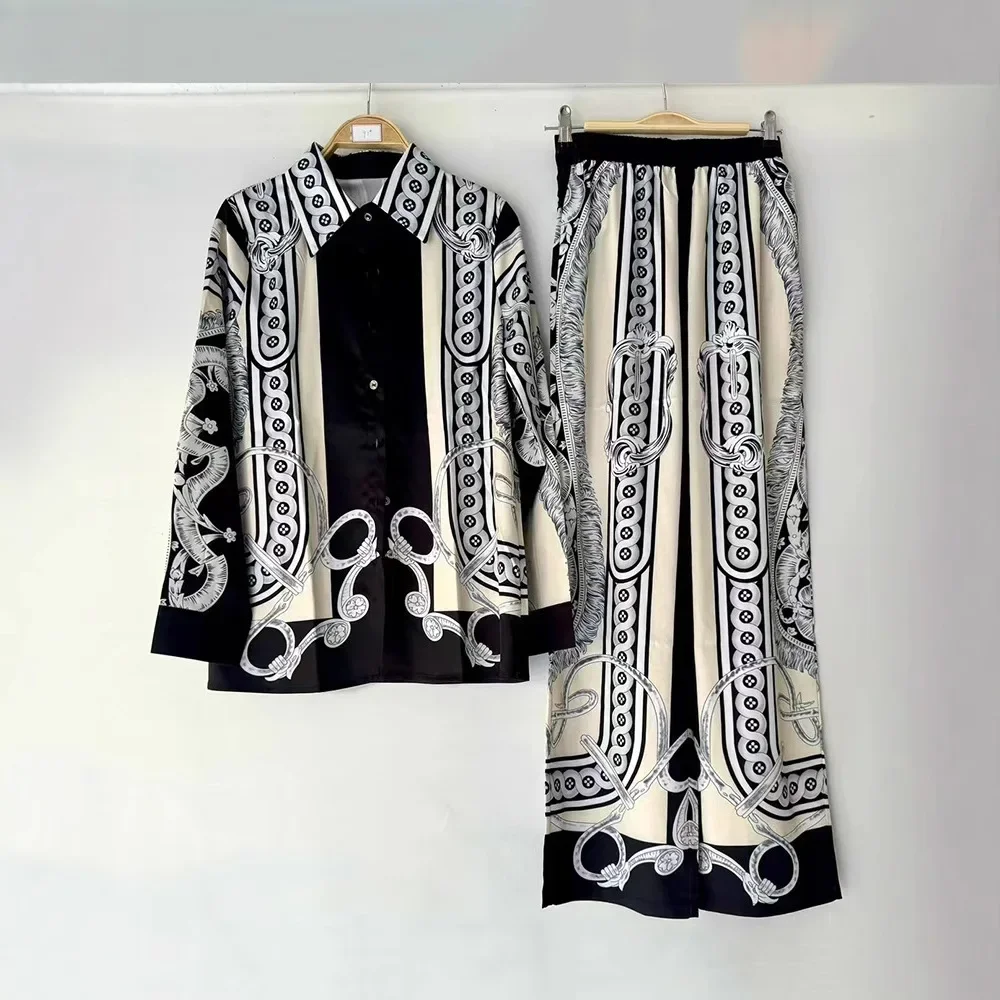 

Модный весенний женский костюм: Рубашка с геометрическим принтом и отложным воротником, свободного кроя, с длинными рукавами и широкие брюки с завышенной талией.