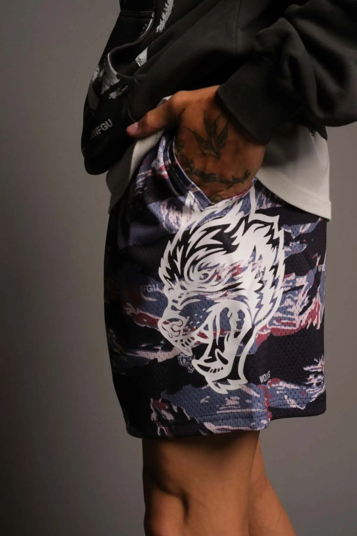 2024 Sommer neue Herrenmode Trend Strand Shorts Loch Stoff mehrfarbig Outdoor-Sport training Laufen lässige Viertel hose