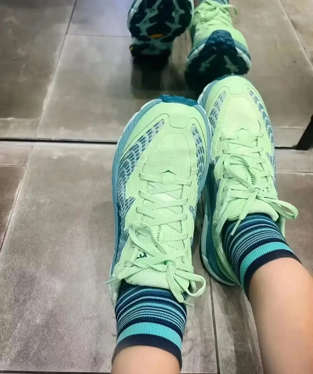 

Hot new wear-resistant comfortable professional training running shoes sprint shoes casual shoes marathon shoes Very good