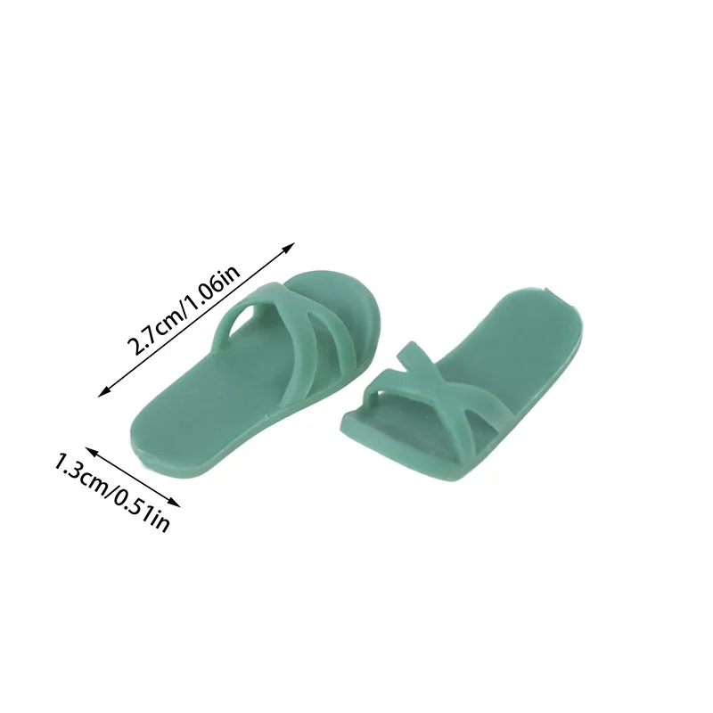 

Kids' Dollhouse Accessory - 1 Pair of Miniature 1/12 Scale Slippers for Bathroom/Bedroom Decor.