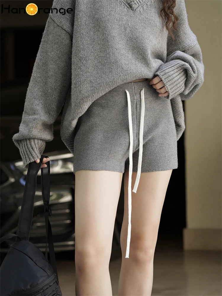 

HanOrange 2025 Autumn Fashion Retro Contrasting Color Drawstring Knitted Shorts Women Casual Knitting Shorts Black/Gray/Red