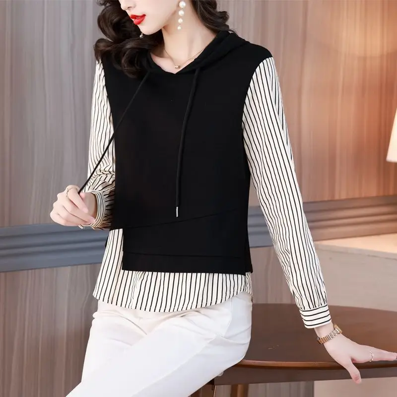 เทรนด์แฟชั่นใหม่ของผู้หญิงชุดสองชิ้นปลอมสําหรับระดับถนนฤดูใบไม้ร่วงลําลองลายเสื้อคลุมด้วยผ้า