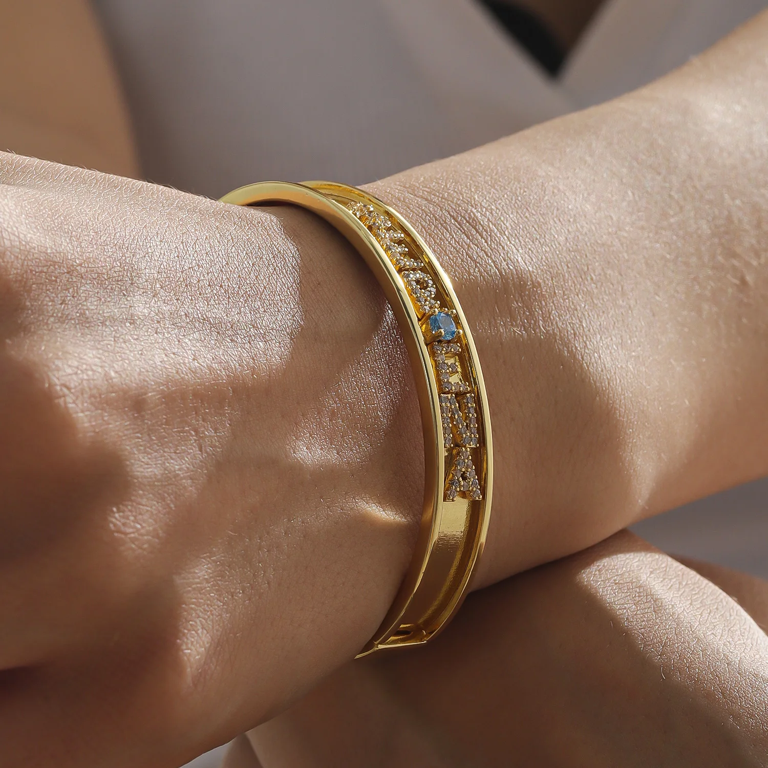 bracelet-personnalise-avec-nom-plaque-or-18-carats-en-acier-inoxydable-orne-de-zircon-avec-lettres-en-calligraphie-bracelet-ouvert-bijou-personnalise-cadeau