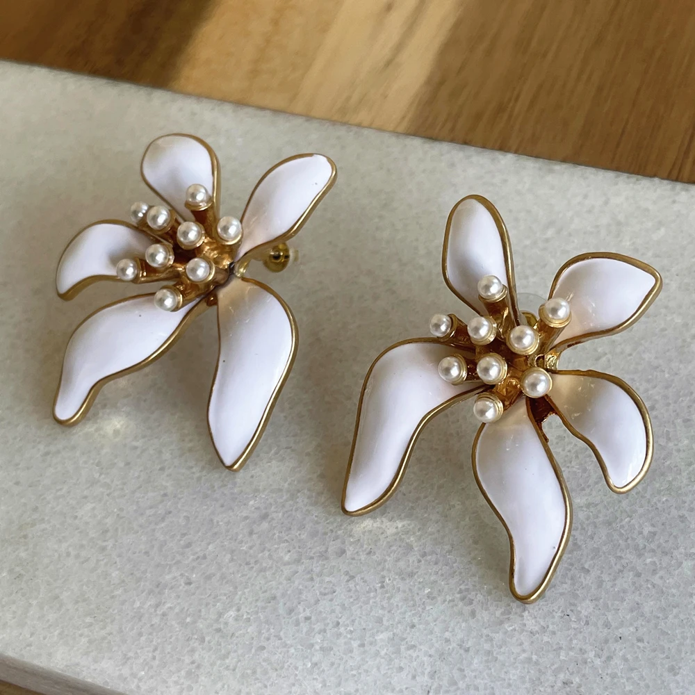 

Vintage Metal Flowers White Drops Glaze Enamel Earrings for Women European American Style Personality Holiday Jewelry Gifts
