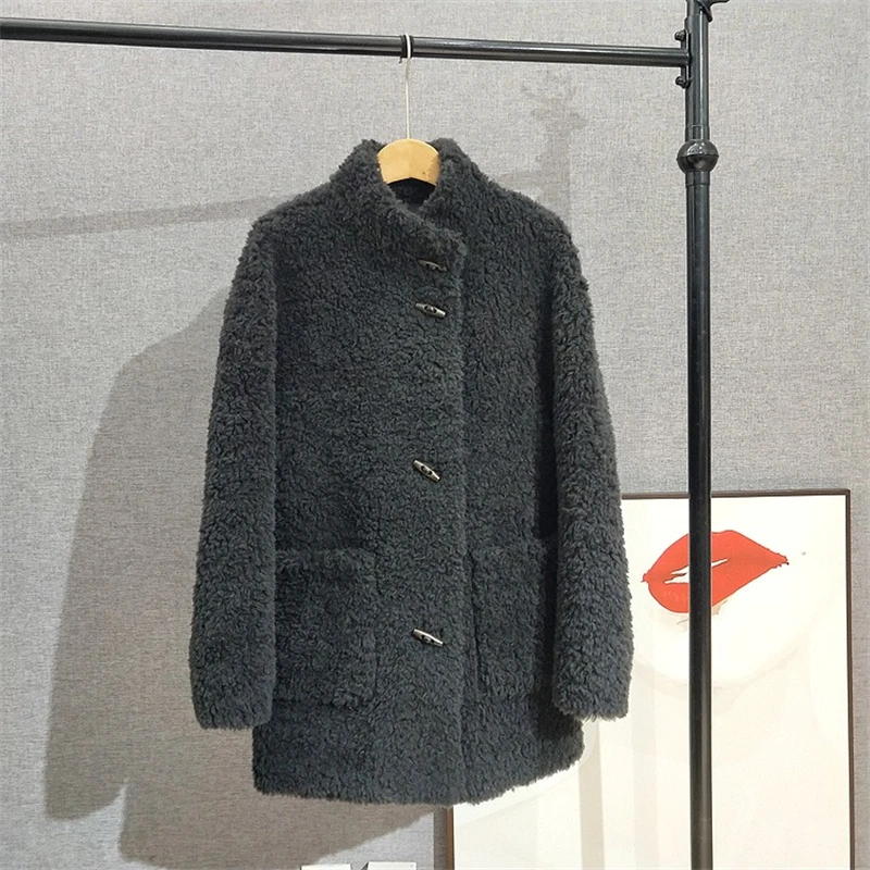 سترة من فراء الصوف 100% بأزرار على شكل قرن خشبي متوسطة الطول وياقة واقفة معطف نسائي من Sheep Sharling JT501