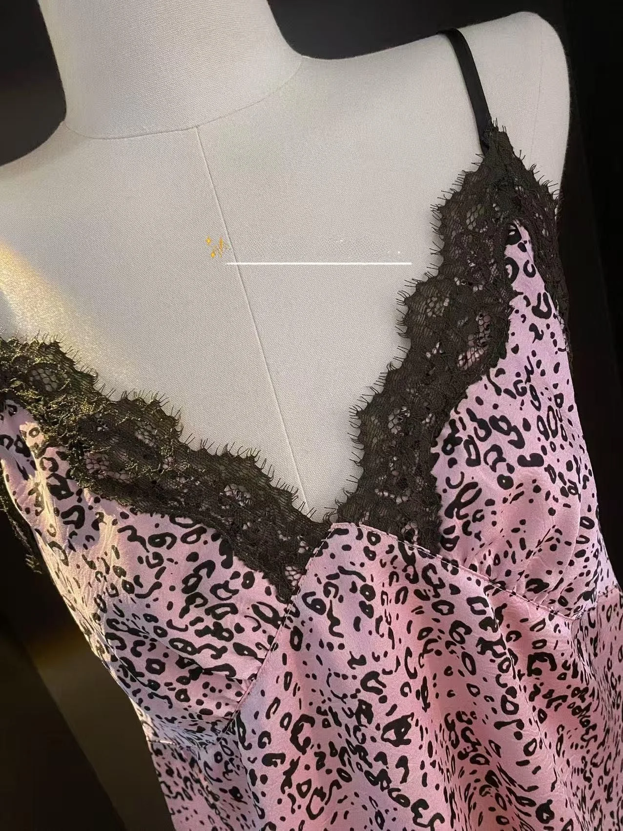 ensemble-de-vetements-d'interieur-pour-femme-imprime-leopard-rose-en-soie-glacee-col-en-v-en-dentelle-decontracte-et-ample-avec-jupe-courte