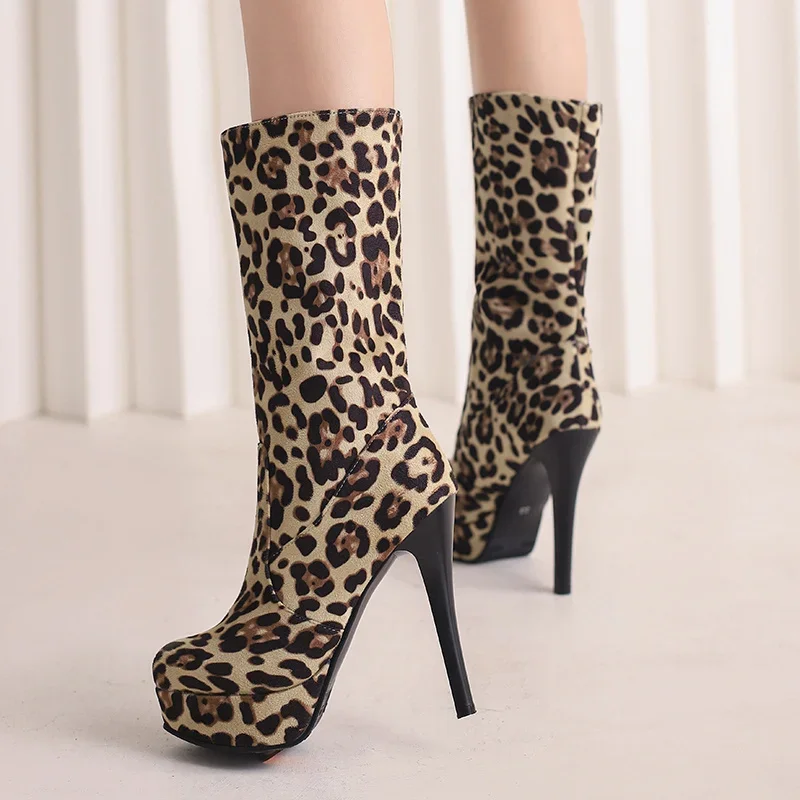 

YQBTDL 2025 пикантные женские сапоги до середины икры с леопардовым принтом без шнуровки на высоком каблуке 13 см и платформе, короткая плюшевая женская обувь для вечеринок