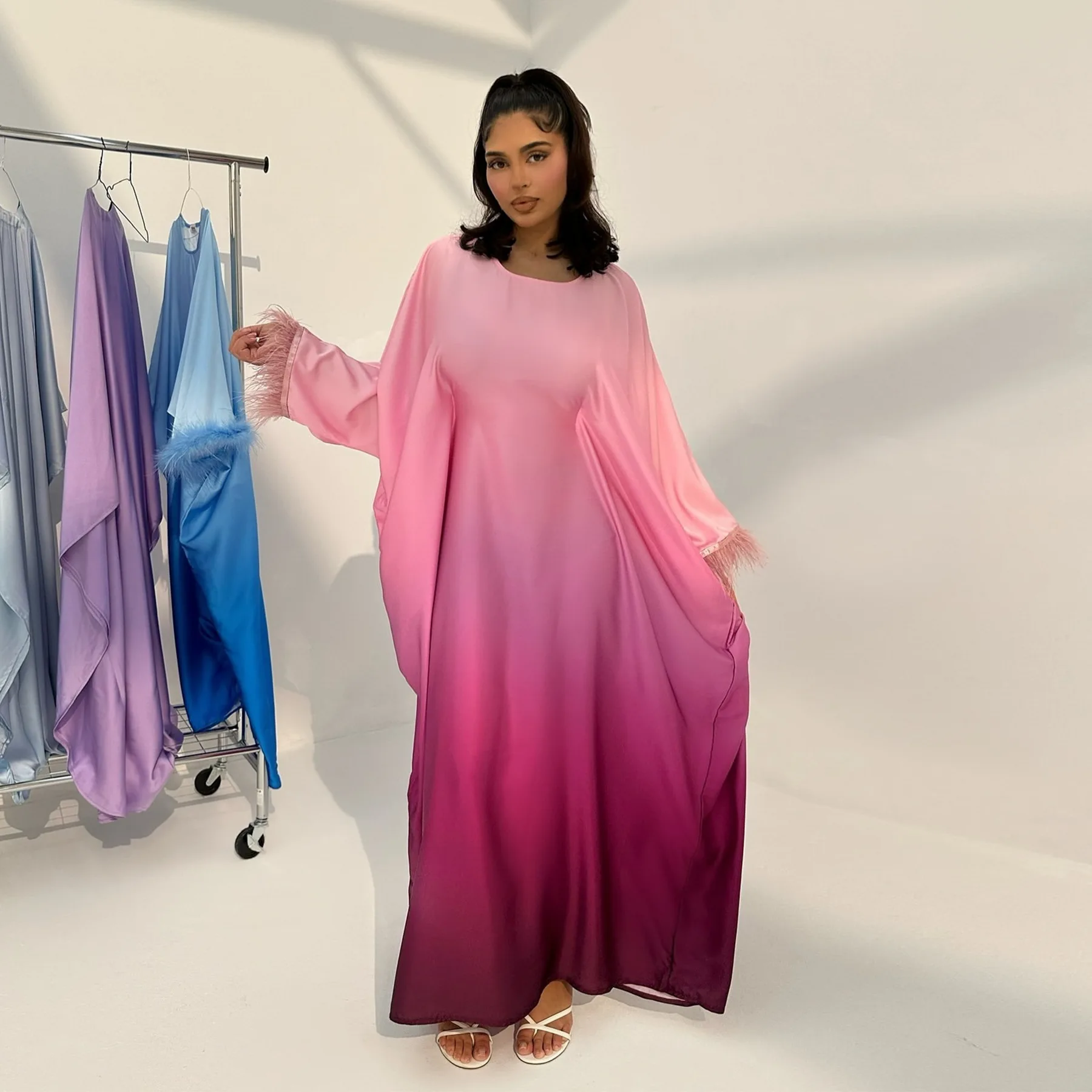 

2024 New Dubai Party Dress Muslim Women Abaya Satin Bat Sleeve Feather Sleeves Robe Elegant Female Modest Dresses Islam Clothing