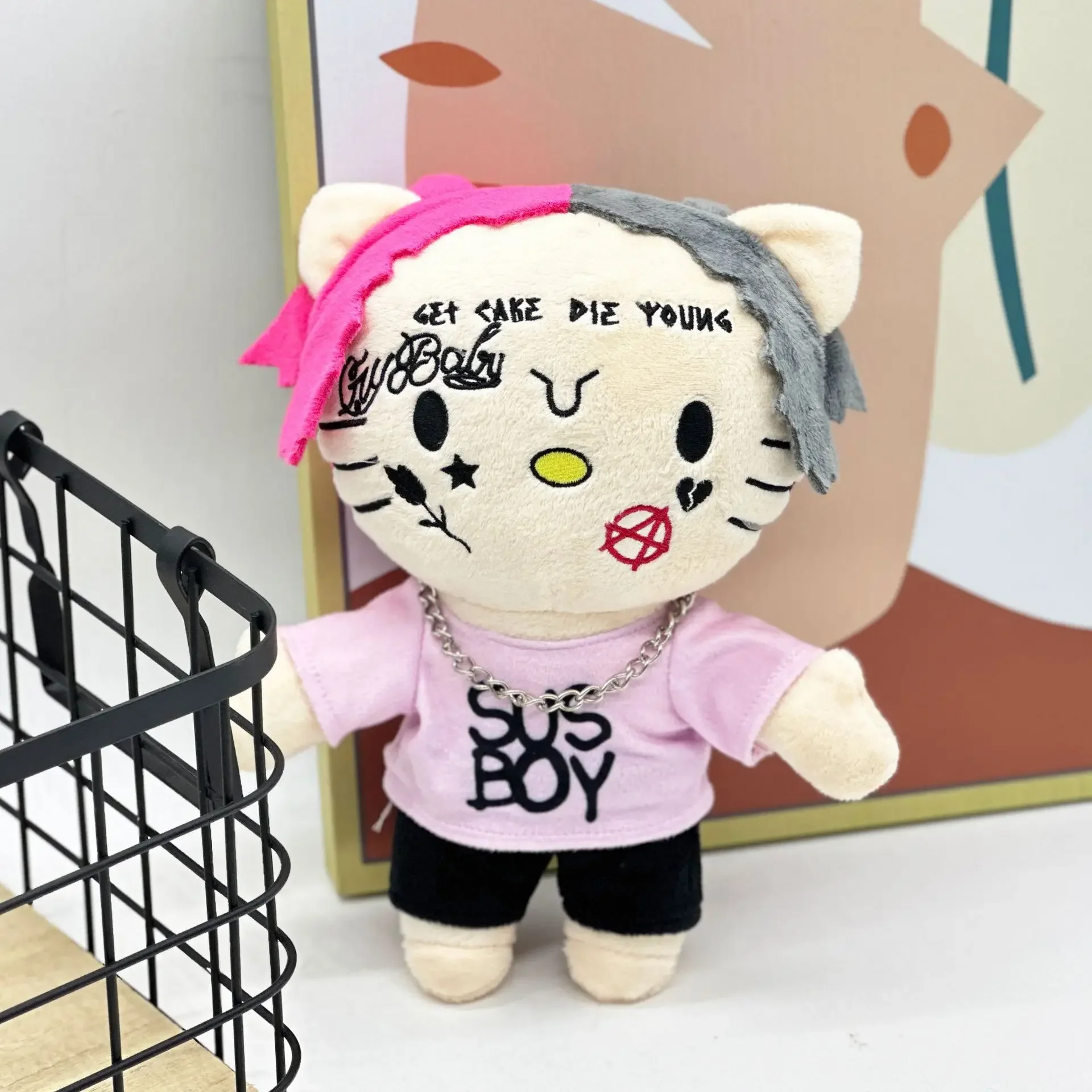 Peluche Chat ChimPunk avec Tatouages et Cheveux Roses, Cadeau Unique pour Collectionneurs et Gérants