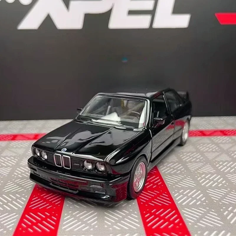1/36 Skala BMW M3 1987 Modele samochodów zabawkowych Alloy Diecast Doors Opened Pull Back Retro Modele pojazdów dla dzieci Chłopcy Kolekcja prezentów