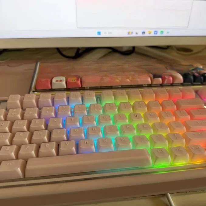 

Двухслойная желейная беспроводная клавиатура на заказ с горячей заменой, трехрежимная розовая минималистичная стильная подарки для мужчин, женщин, девочек, пар, друзей