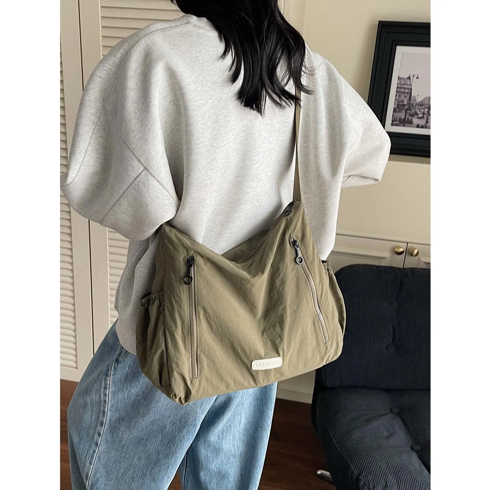 Sports and leisure backpack 2025 new large capacity student commuting tote bag lightweight multi pocket single shoulder crossbod