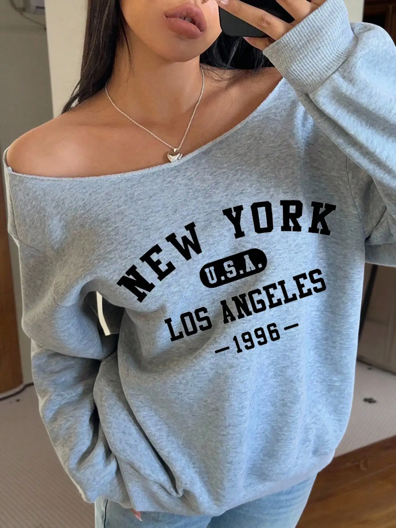 

Women's Off Shoulder Graphic Sweatshirt with New York Los Angeles Print, Loose Fit Long Sleeve Casual Top
