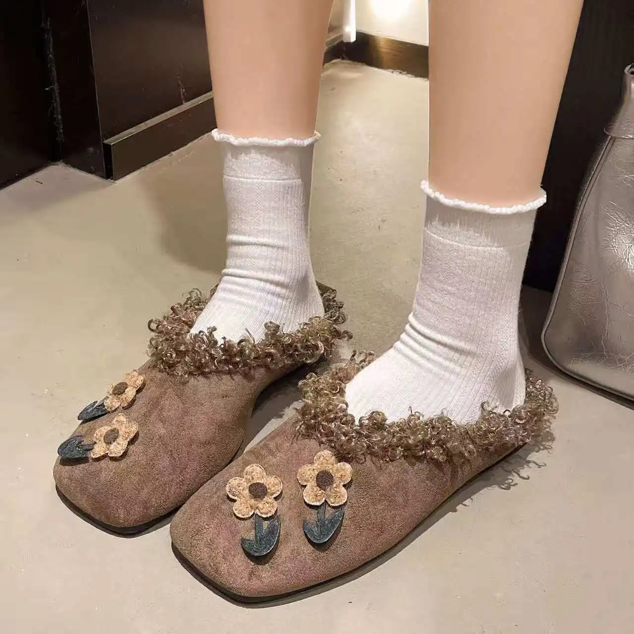 2026 Fall winter flat plush slippers with fashionable unique design comfortable anti-slip lightweight and cotton-soled slippers