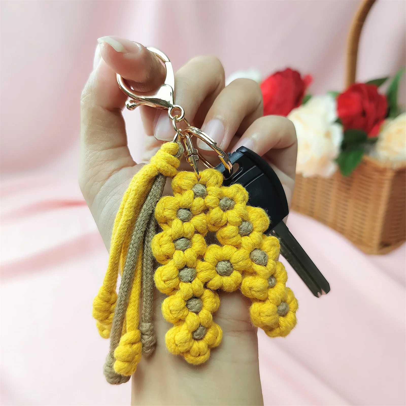 Daisy Letter Car Keychain Handwoven Wheat Ear Alphabet Bag Pendant Decoration Charm Christmas Thanksgiving Gift for Women Men