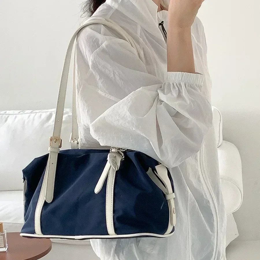 Bolsa para axilas de nailon de estilo coreano 2025: ocio sencillo, franjas de diferente color de gran capacidad, bolsa deportiva para fitness para mujer