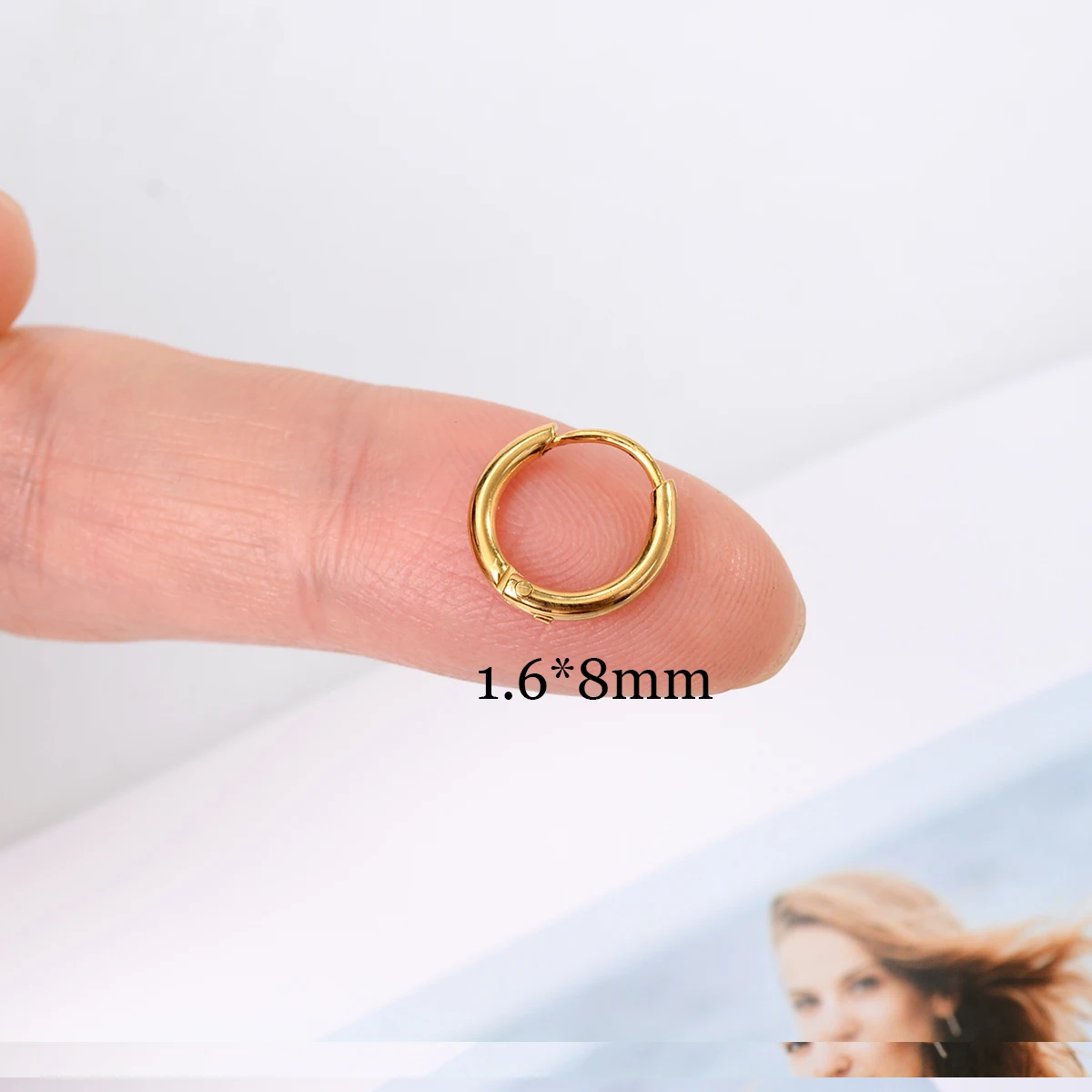 Einzelne minimale Goldfarbe kleine Knorpel Creolen glänzende Ohrring Piercing Zubehör trendige kleine Huggie Frauen Creolen für Männer