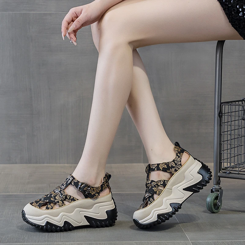 

Women Hollow Out Platform Sandals 2026 Summer New Closed Toe Wedge Casual Shoes With Adjustable Buckle In White And Beige New