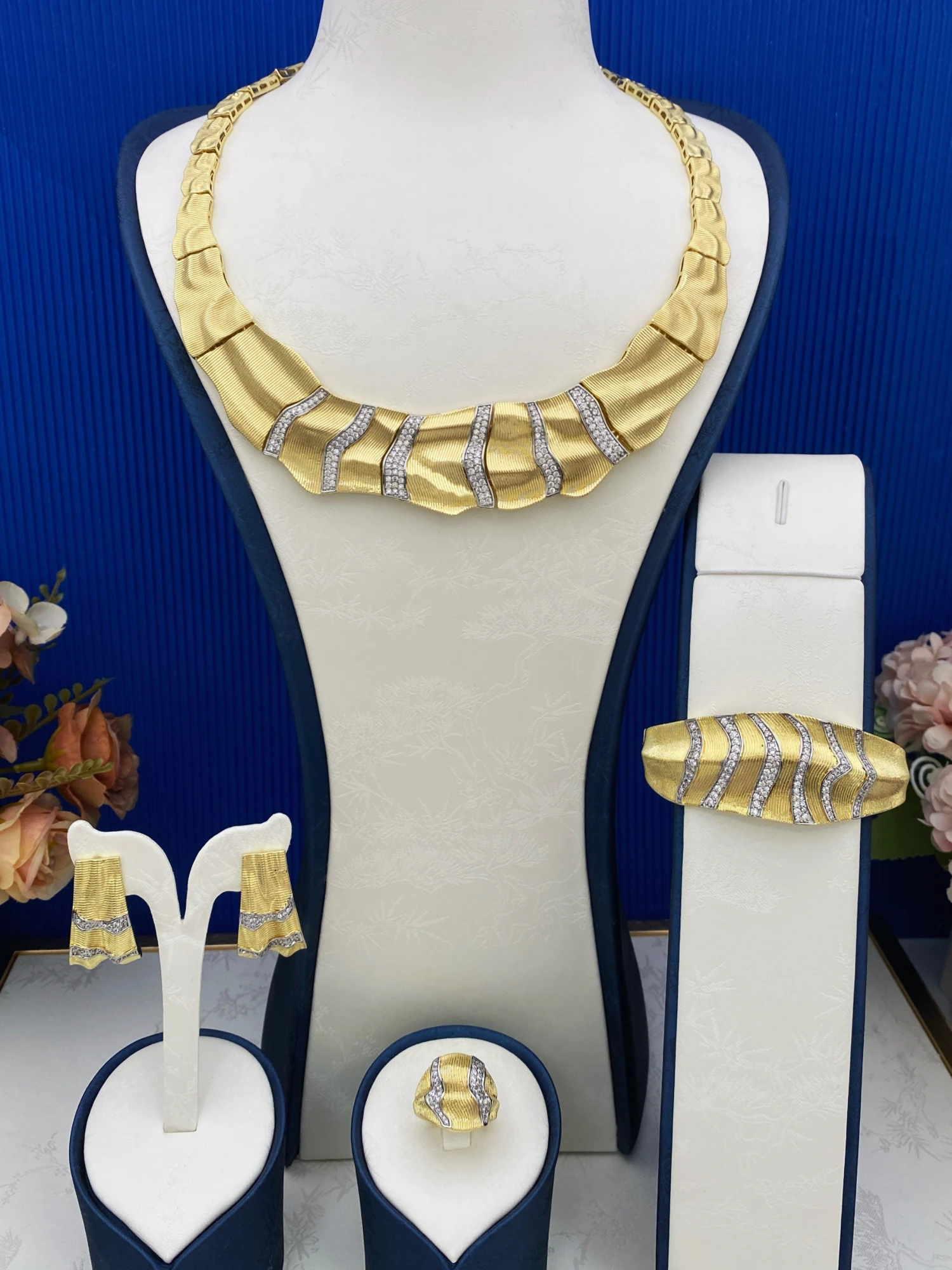 طقم مجوهرات Falair عتيق من النحاس والزركون المطلي بالذهب للنساء على طراز دبي إكسسوار للحفلات مع قلادة وأقراط وخاتم وسوار