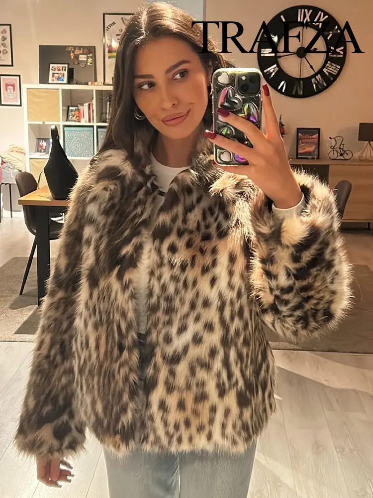 TRAFZA Women\'s Fashion Leopard Print Faux Fur Loose Warm Jacket Retro Lapel Side Pockets Women\'s Casual Winter Street Jacket Y2K