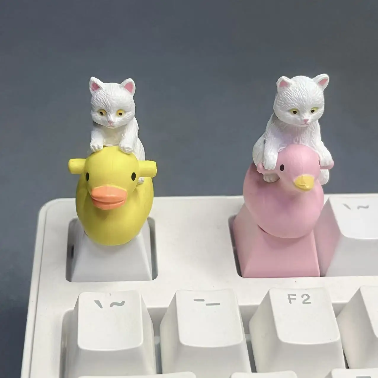 

Creative cartoon cute sitting pink duck cat keycap translucent game mechanical keyboard universal accessories cat keycap