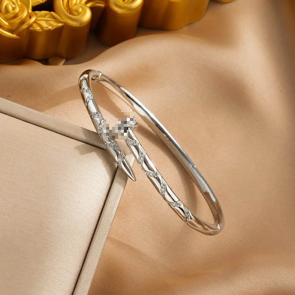 สร้อยข้อมือเล็บท้องฟ้าเต็มไปด้วยดวงดาวอเนกประสงค์พร้อมฝังเซอร์โคเนียทองแดง เครื่องประดับระดับไฮเอนด์และทันสมัยสําหรับเด็กผู้หญิง