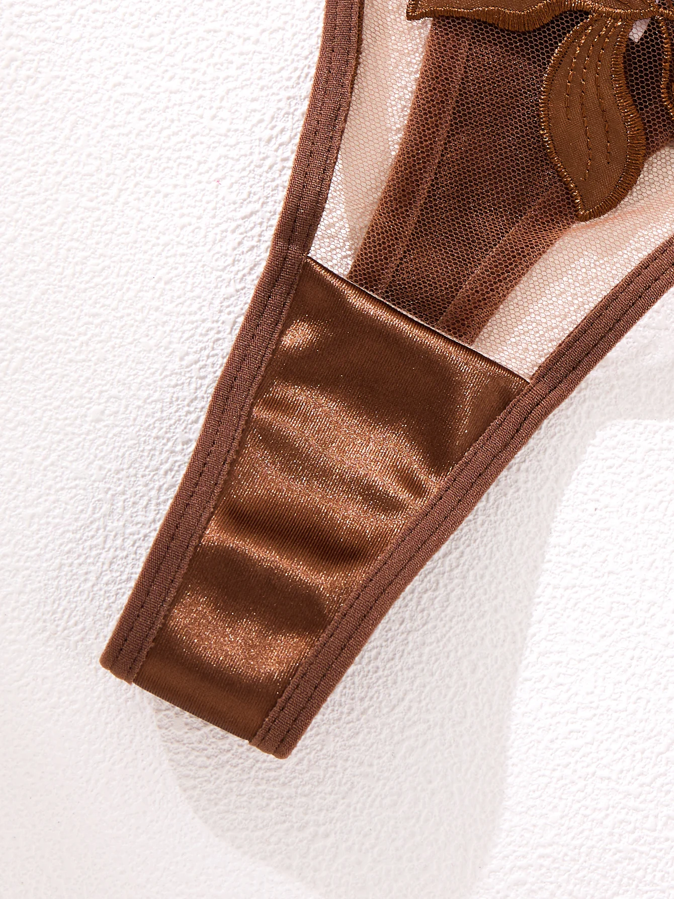 Conjunto de pijama com estampa bordada em cor café - Um conjunto com design floral adequado para mulheres, um sutiã sexy ZA824031