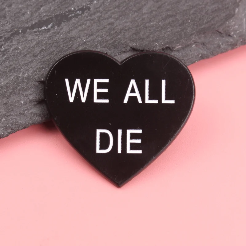 Gotischer herzförmiger „WE ALL DIE“-Knopfnadel – edgyes Zubehör für Taschen, Hüte, Jacken – Detail 2