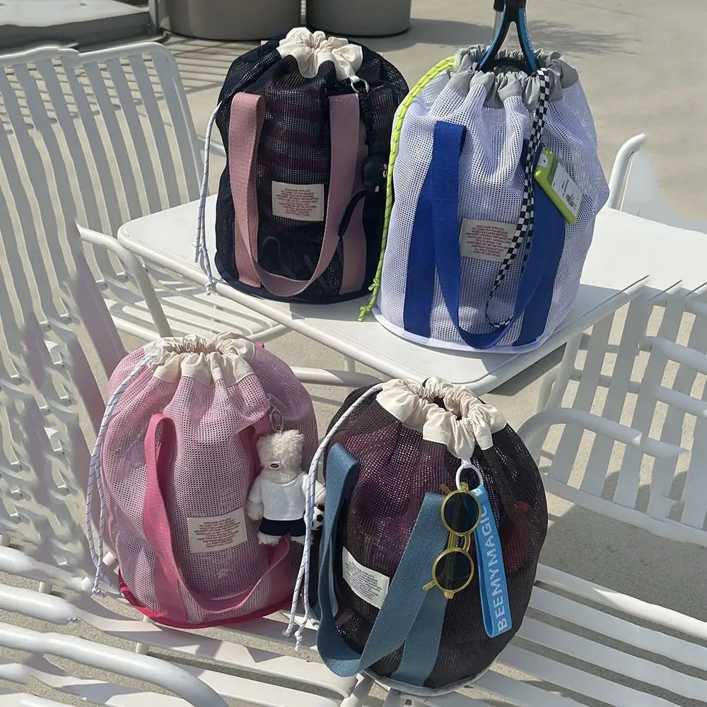 กระเป๋าตาข่ายชายหาดน้ำหนักเบา ระบายอากาศได้ดี มีเชือกผูก ใช้สำหรับใส่ของว่ายน้ำ พับเก็บได้ พกพาสะดวก ใช้สำหรับใส่ของอาบน้ำ ซักผ้า และกิจกรรมกลางแจ้ง