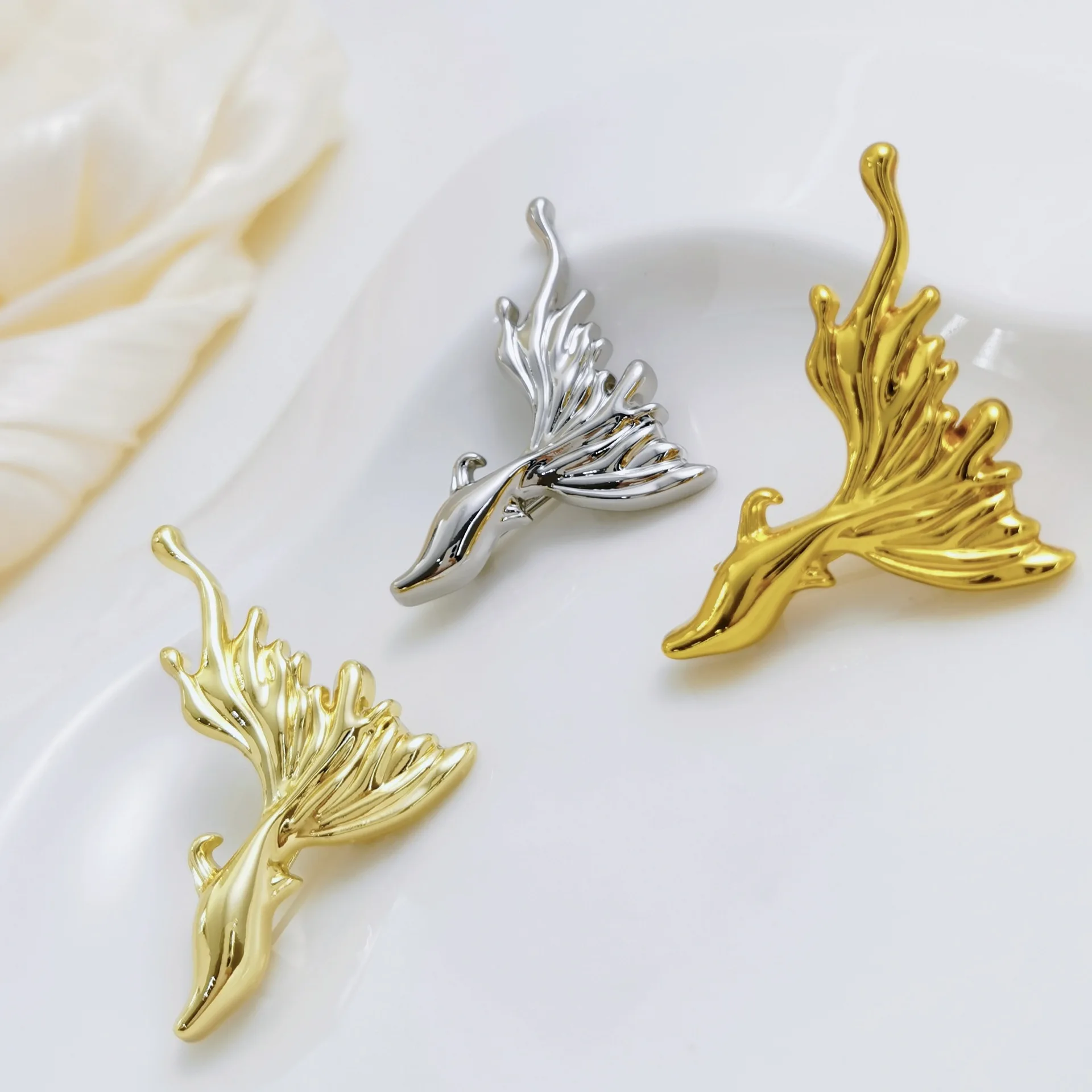 2PCS Elegant Goldfish Shape Metal Decorative Brooch, Animal Lapel Pin Button for Suit Jacket, Knitwear, Sweater, Dress