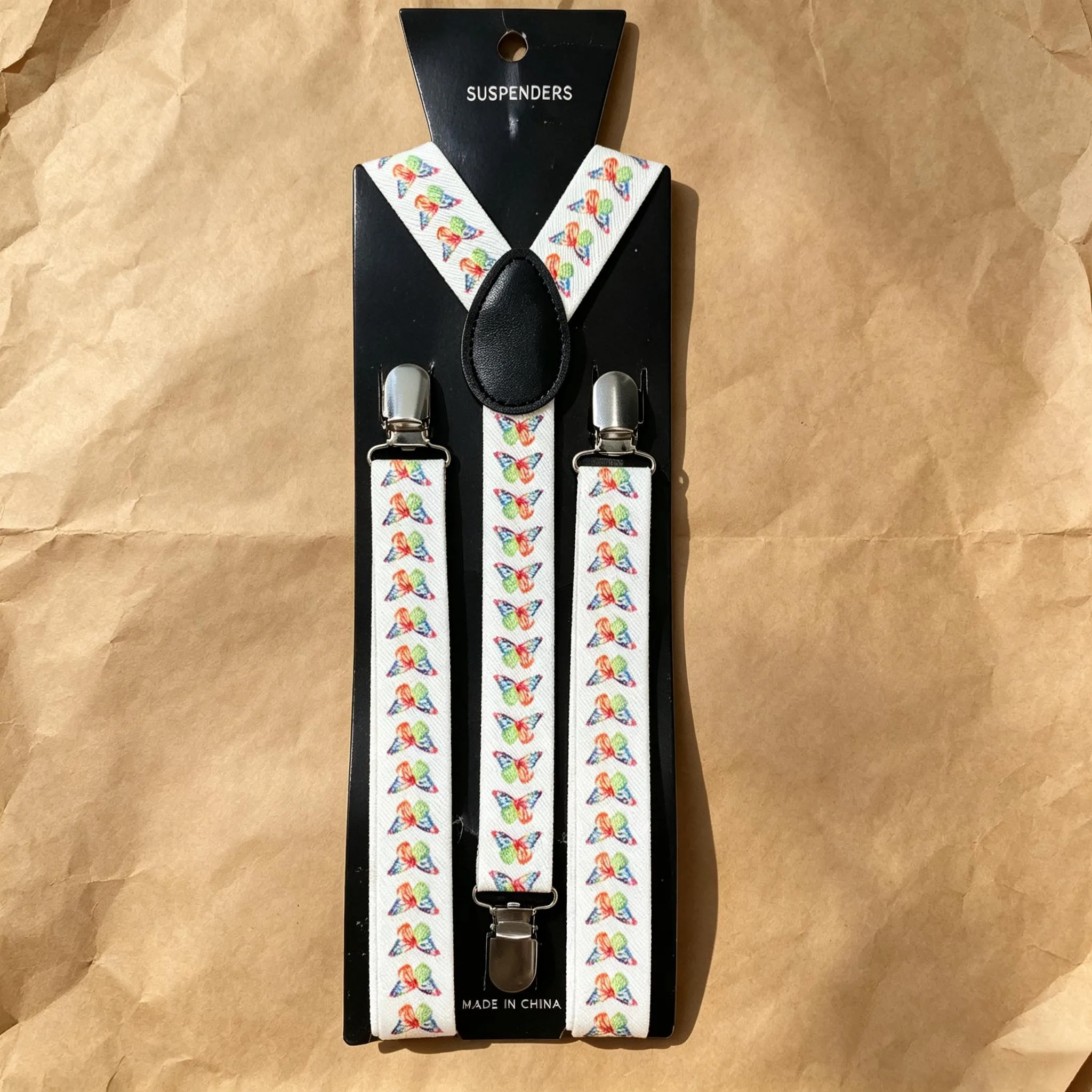 suspensorios-masculinos-com-base-branca-e-borboletas-coloridas-com-presilhas-metalicas-elasticas-ajustaveis-acessorio-decorativo-para-looks-de-festa-e-uso-diario