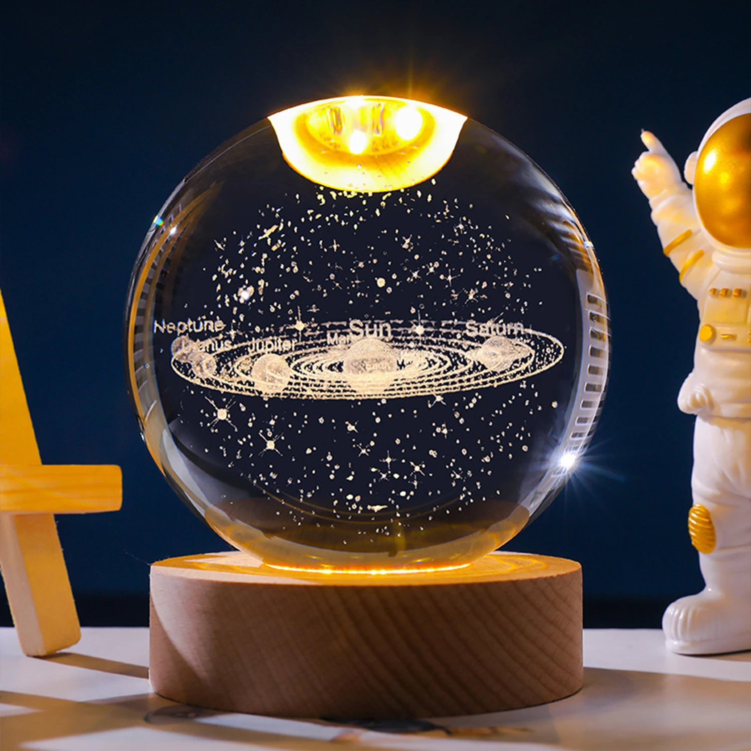 Sfera di cristallo 3D Gesù Galassia Luci decorative Base in legno con sfera di cristallo da 6 cm Pianeta Luce notturna Intaglio laser Regali per le vacanze